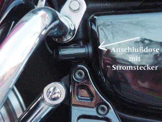 Stromanschluß im Seitendeckel